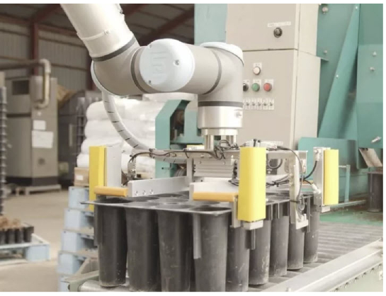 The Advantages of Using Cobots in the Food and Beverage Industry: Streamlining Operations and Boosting Profitability