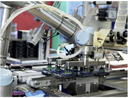 The Advantages of Using Cobots in the Food and Beverage Industry: Streamlining Operations and Boosting Profitability